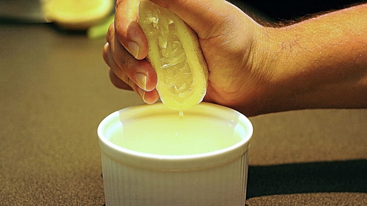 ¿Por qué deberíamos beber un vaso de agua tibia con limón por las mañanas?