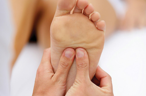 Presionando estos 6 puntos sensibles en los pies, sentirás un cambio en tu cuerpo
