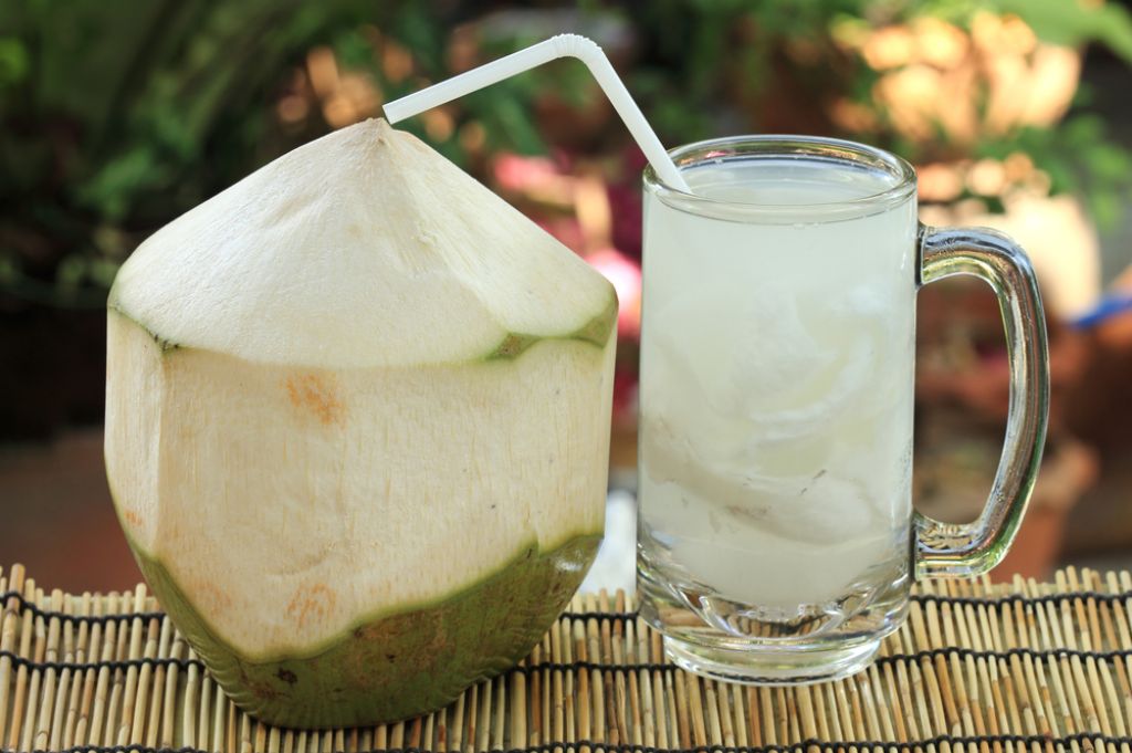 Beneficios de beber agua de coco, conoce que pasa con tu cuerpo