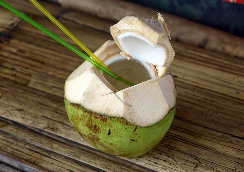 10 razones para beber agua de coco