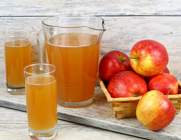 Cómo hacer tu propio jugo de manzanas y maneras de conservarlo