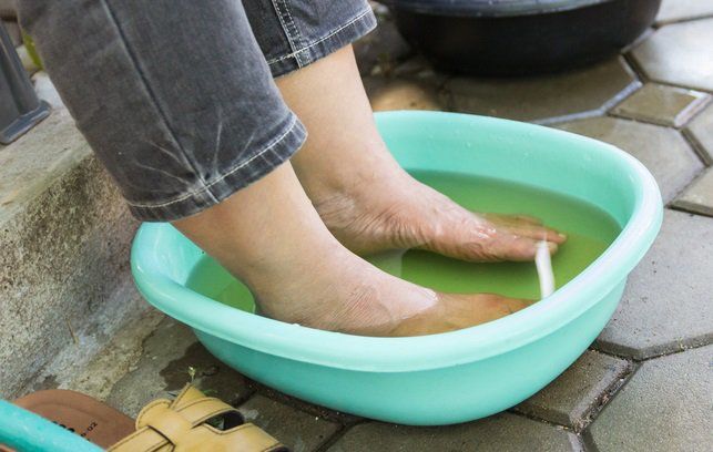 7 beneficios de remojar los pies en vinagre